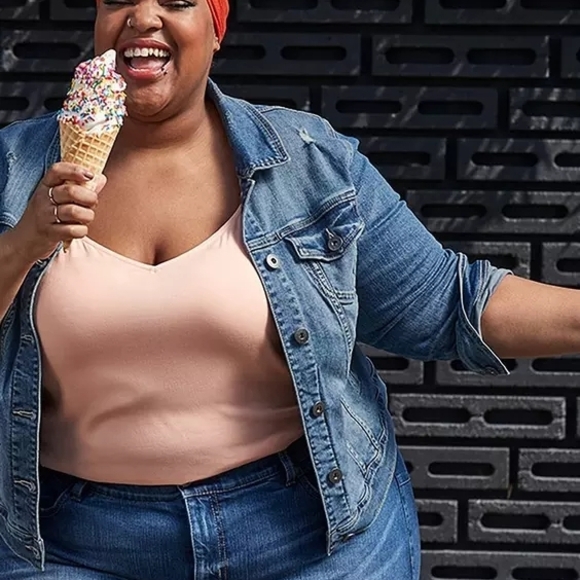 Torrid Distressed Denim Trucker Jacket - Medium Wash- NWOT- Size 4x - Picture 6 of 9